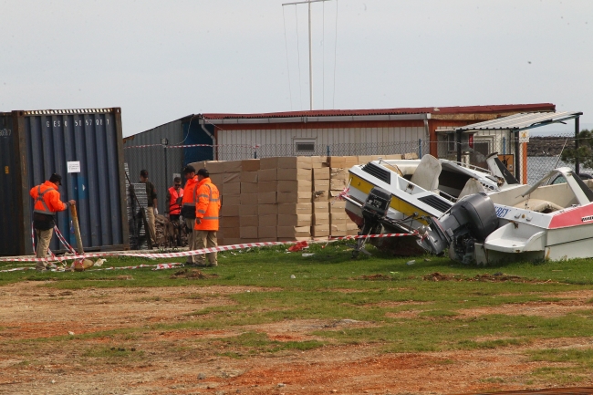 Denizde bulunan konteynerlerden tonlarca sigara çıktı